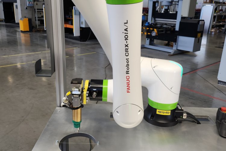 Škoda Auto | Kolaborativní roboty pro nanášení lepidla